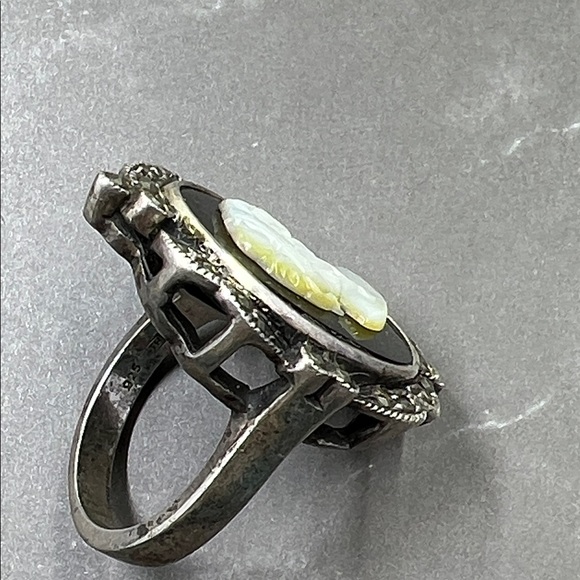 Vintage Sterling Mother of Pearl Cameo Black Onyx Ring - Picture 8 of 10
